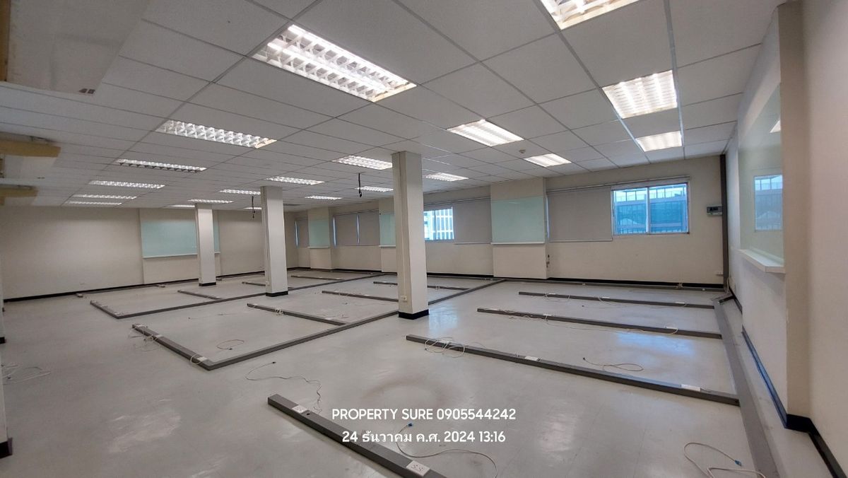 For RentShowroomRama3 (Riverside),Satupadit : Office Building&Showroom For rent, building space and land for rent in the heart of Rama 3 Road, the best business location. Connects to the main Rama Road. 3-Sathorn-Industrial Ring Road Land frontage next to Rama 3 Road approximately 62 meters.