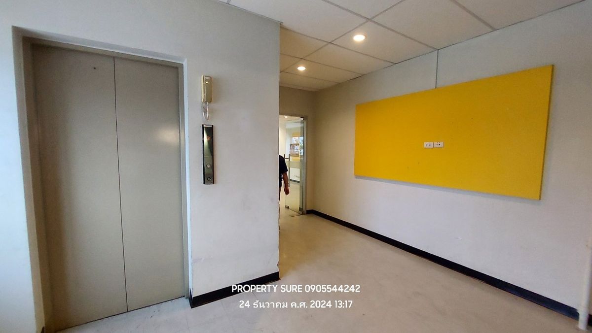 For RentShowroomRama3 (Riverside),Satupadit : Office Building&Showroom For rent, building space and land for rent in the heart of Rama 3 Road, the best business location. Connects to the main Rama Road. 3-Sathorn-Industrial Ring Road Land frontage next to Rama 3 Road approximately 62 meters.