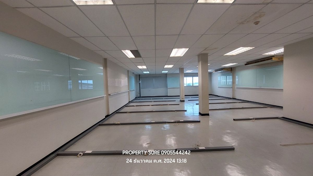 For RentShowroomRama3 (Riverside),Satupadit : Office Building&Showroom For rent, building space and land for rent in the heart of Rama 3 Road, the best business location. Connects to the main Rama Road. 3-Sathorn-Industrial Ring Road Land frontage next to Rama 3 Road approximately 62 meters.