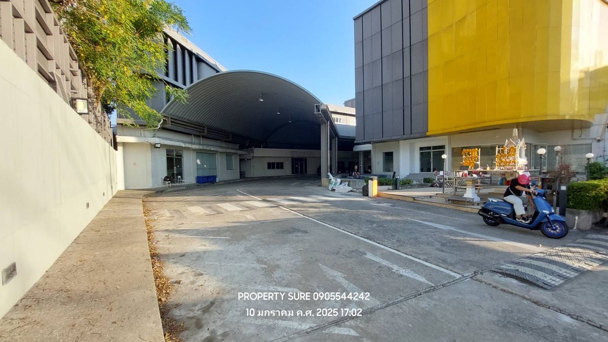 For RentShowroomRama3 (Riverside),Satupadit : Office Building&Showroom For rent, building space and land for rent in the heart of Rama 3 Road, the best business location. Connects to the main Rama Road. 3-Sathorn-Industrial Ring Road Land frontage next to Rama 3 Road approximately 62 meters.