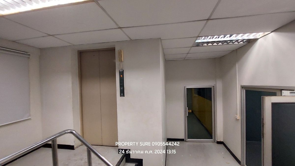 For RentShowroomRama3 (Riverside),Satupadit : Office Building&Showroom For rent, building space and land for rent in the heart of Rama 3 Road, the best business location. Connects to the main Rama Road. 3-Sathorn-Industrial Ring Road Land frontage next to Rama 3 Road approximately 62 meters.