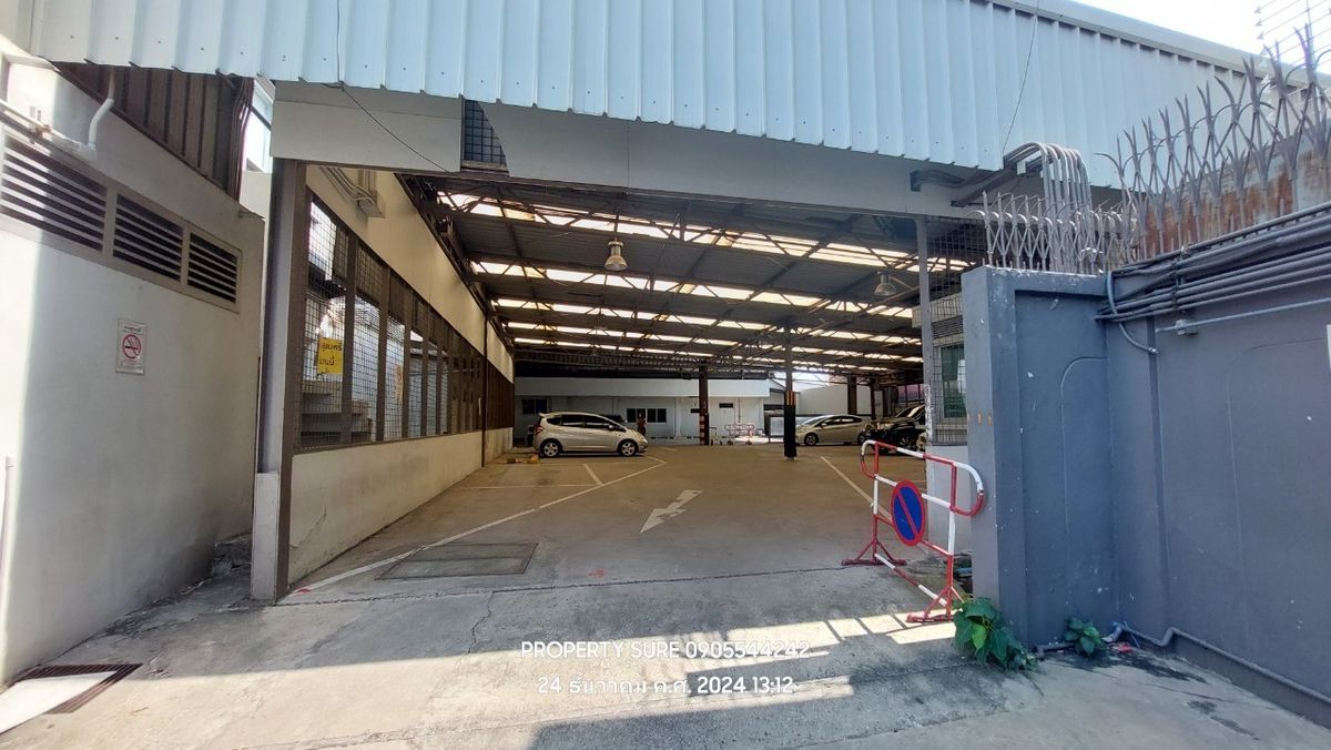 For RentShowroomRama3 (Riverside),Satupadit : Office Building&Showroom For rent, building space and land for rent in the heart of Rama 3 Road, the best business location. Connects to the main Rama Road. 3-Sathorn-Industrial Ring Road Land frontage next to Rama 3 Road approximately 62 meters.