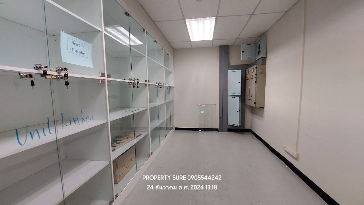 For RentShowroomRama3 (Riverside),Satupadit : Office Building&Showroom For rent, building space and land for rent in the heart of Rama 3 Road, the best business location. Connects to the main Rama Road. 3-Sathorn-Industrial Ring Road Land frontage next to Rama 3 Road approximately 62 meters.