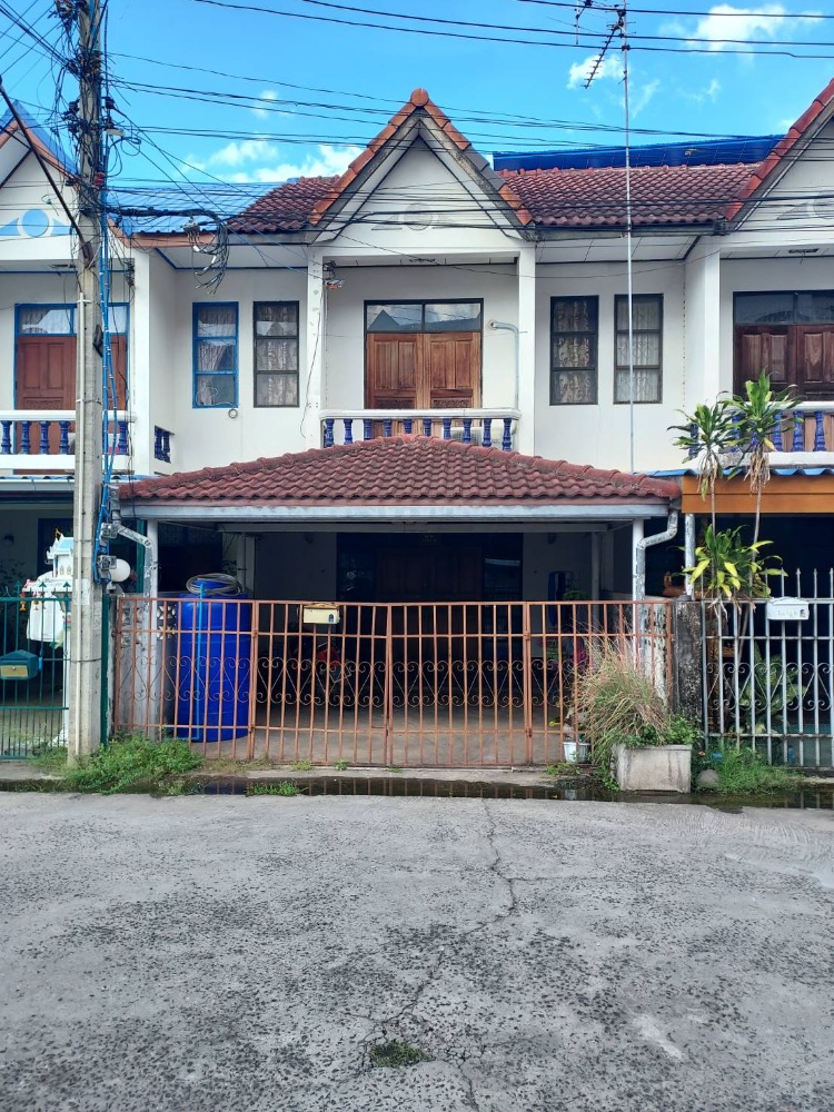 For SaleTownhomeBuri Ram : White townhouse, 2 floors, 20 square meters, good location, next to Buriram Pittayakhom School.