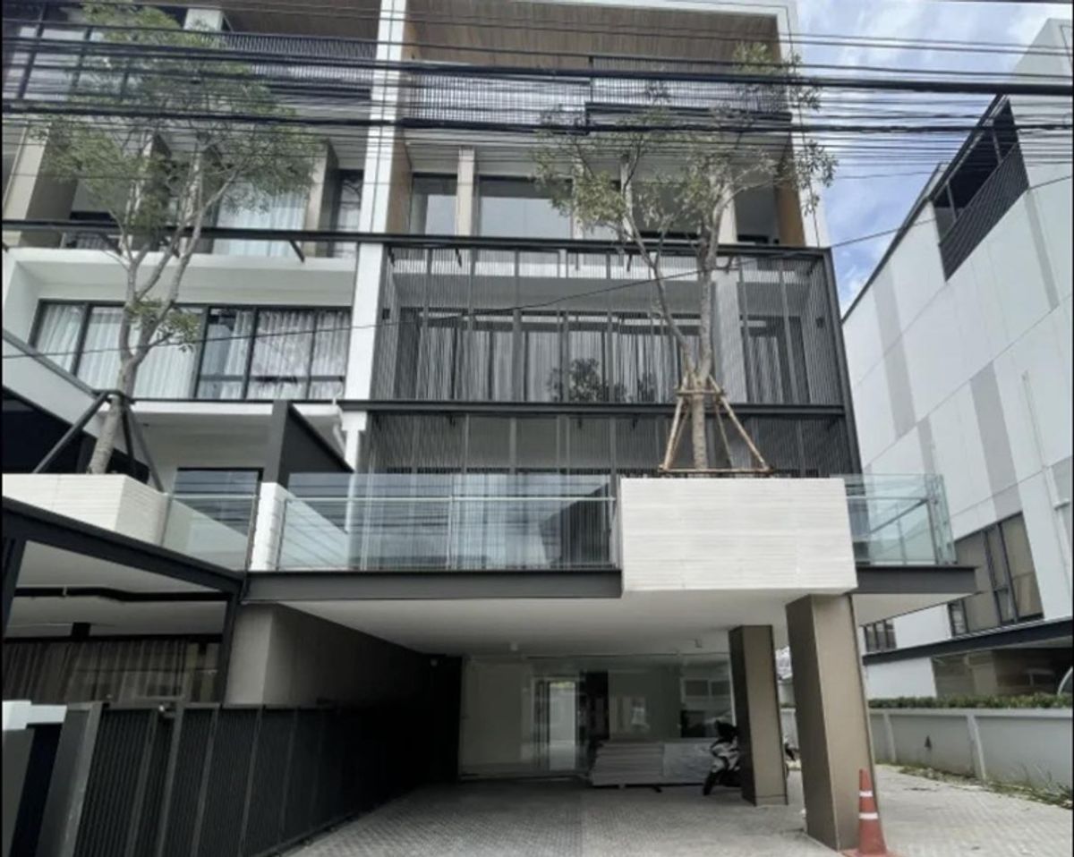 For RentOfficeNawamin, Ramindra : For Rent, 2-storey detached house for rent, Chalada Village, Ram Intra, Khubon, near Fashion Island, large house, 184 square meters, parking for 3-4 cars, 10 air conditioners / some furniture / living or Home Office, can register a company