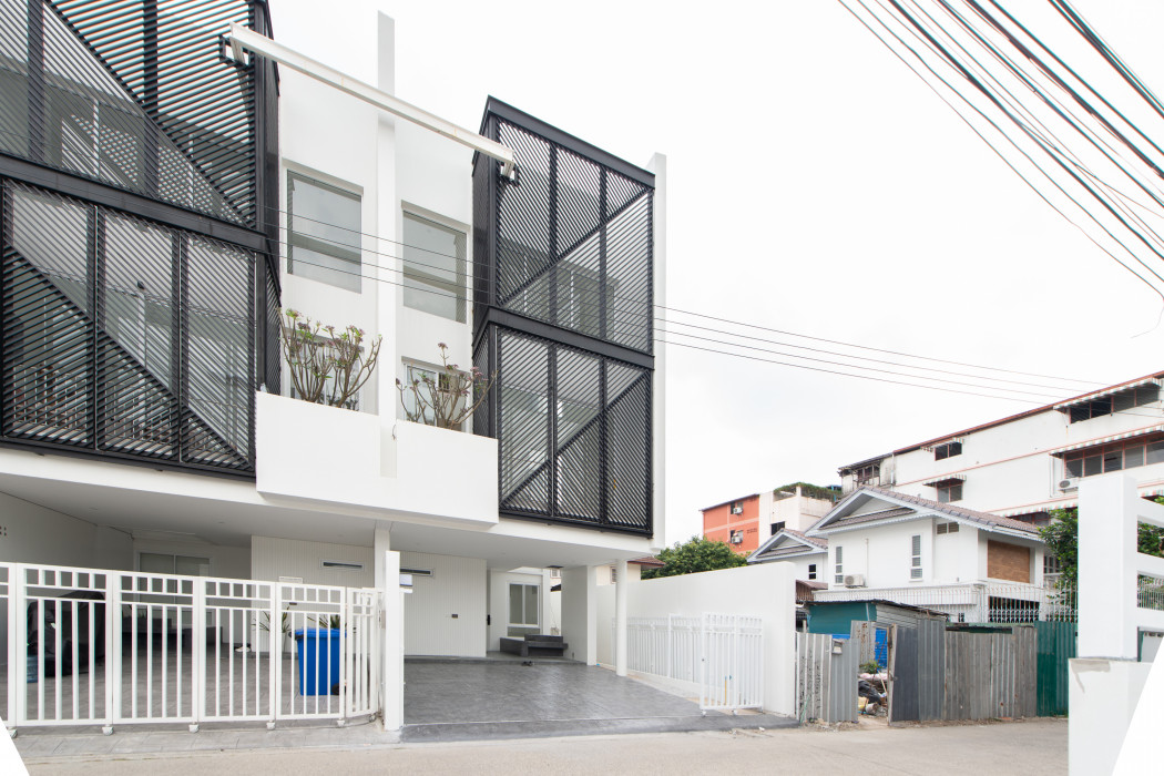 For SaleTownhomeOnnut, Udomsuk : Townhome for sale, Soi Sukhumvit 93, usable area 300 sq m., 25 sq w, 3 bedrooms, 3 bathrooms, near Bang Chak BTS station.