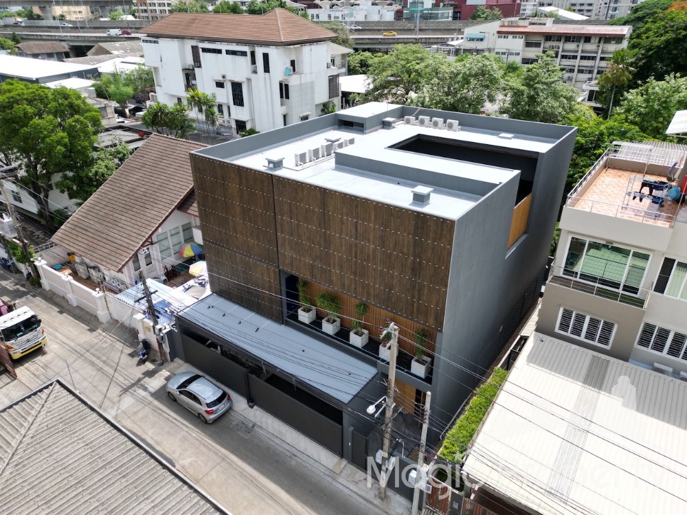 For SaleHousePattanakan, Srinakarin : 4 Bedroom Single House For Sale in Ramkhamhaeng 4, Suan Luang, Bangkok