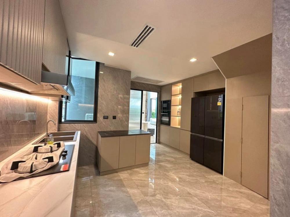 For RentHousePattanakan, Srinakarin : For sale/rent, 3-storey luxury detached house, modern style, Pattanakarn zone.