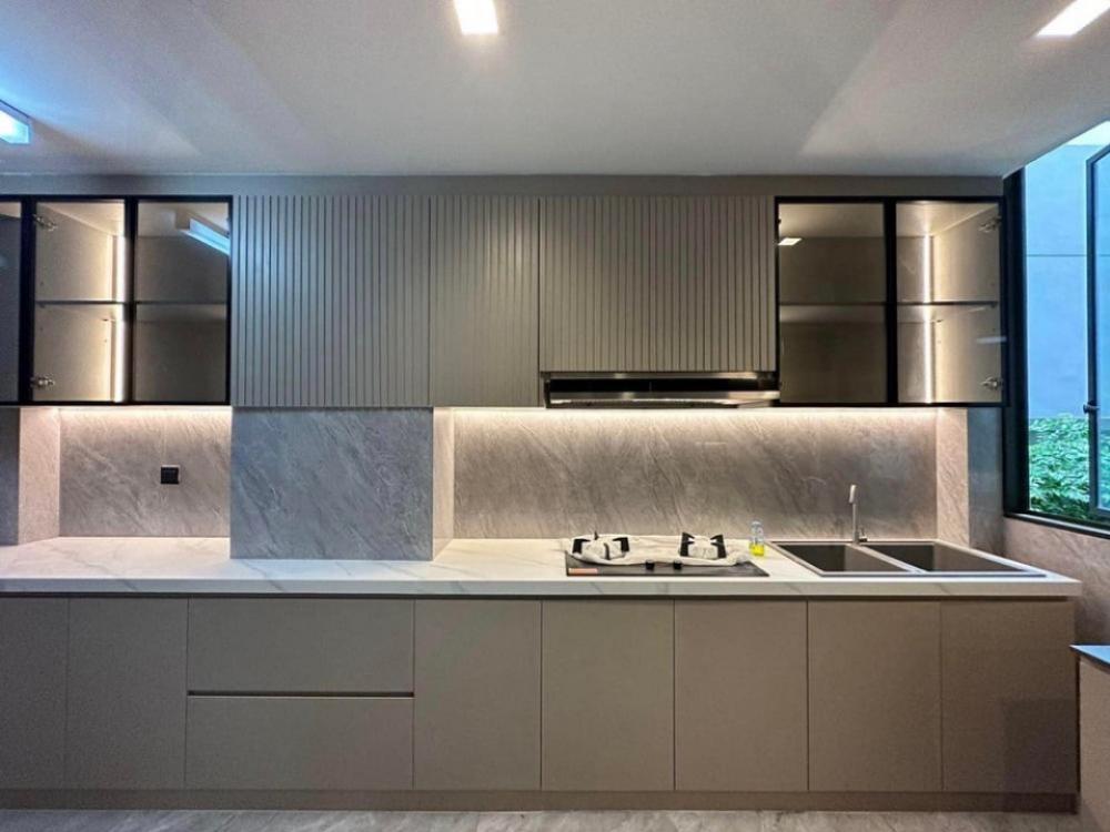 For RentHousePattanakan, Srinakarin : For sale/rent, 3-storey luxury detached house, modern style, Pattanakarn zone.