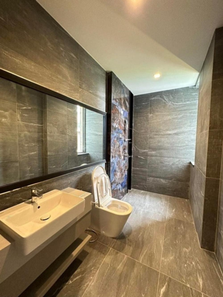 For RentHousePattanakan, Srinakarin : For sale/rent, 3-storey luxury detached house, modern style, Pattanakarn zone.