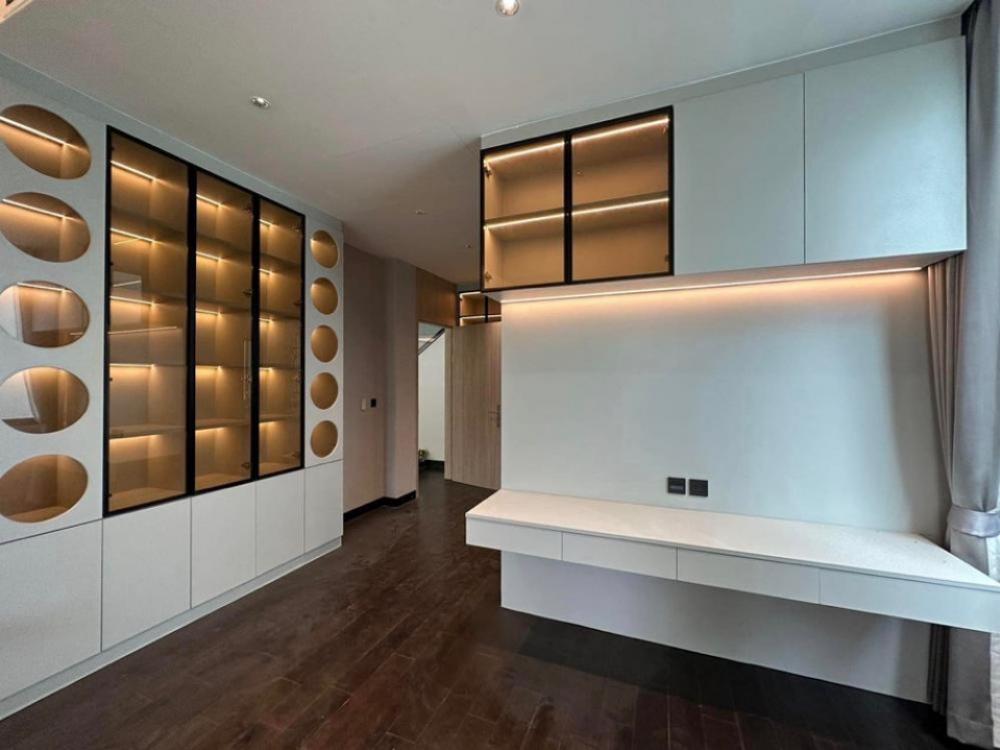 For RentHousePattanakan, Srinakarin : For sale/rent, 3-storey luxury detached house, modern style, Pattanakarn zone.