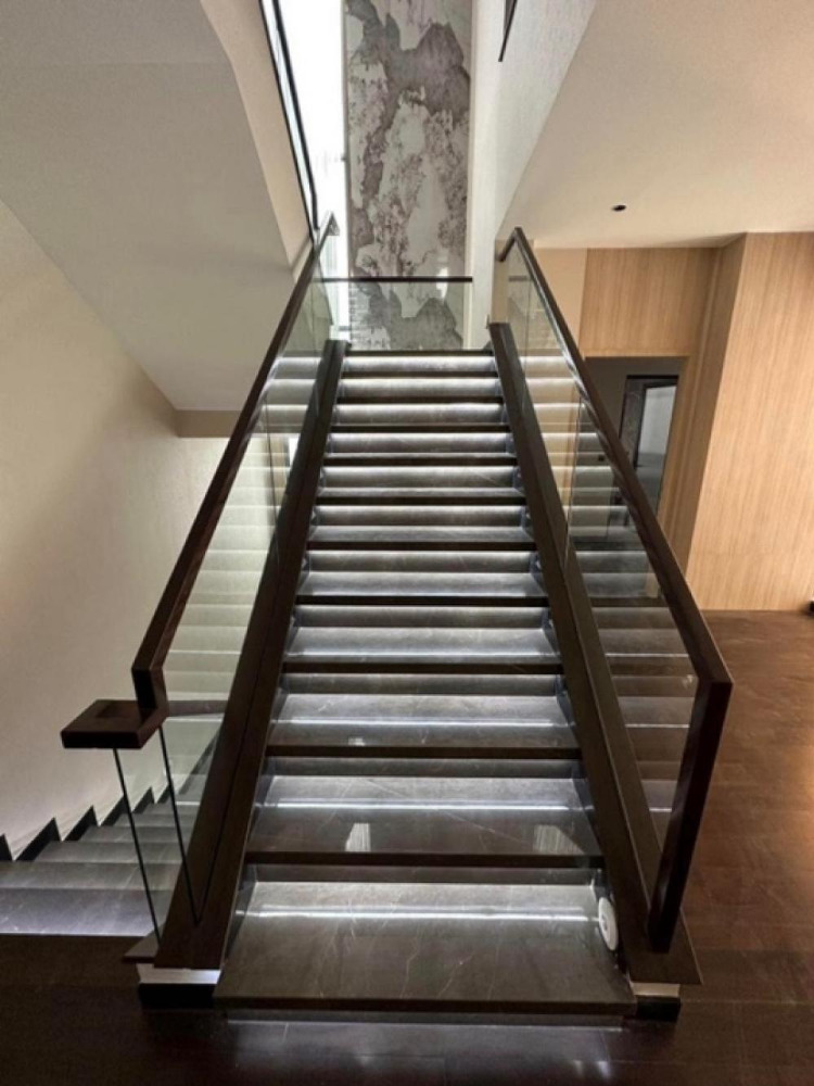 For RentHousePattanakan, Srinakarin : For sale/rent, 3-storey luxury detached house, modern style, Pattanakarn zone.