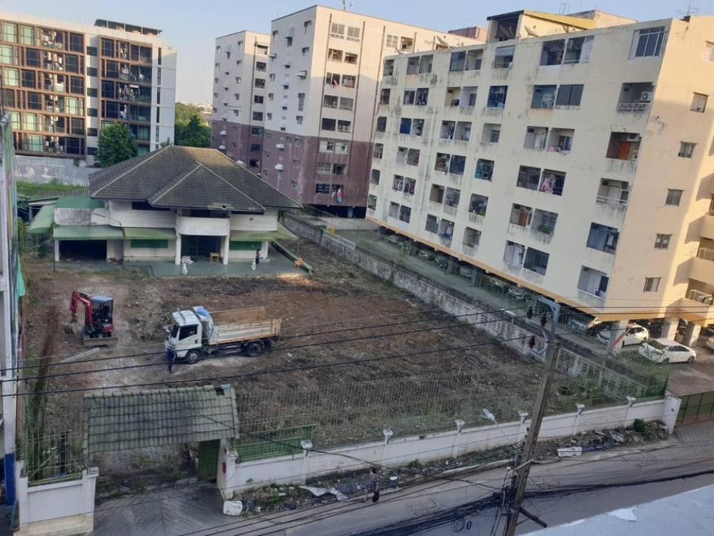 For SaleLandChaengwatana, Muangthong : Land for sale with building, area 1 rai 157 square wa (557 sq m), located in Soi Chaengwattana 12, just 120 meters into the alley, beautiful plot of land.