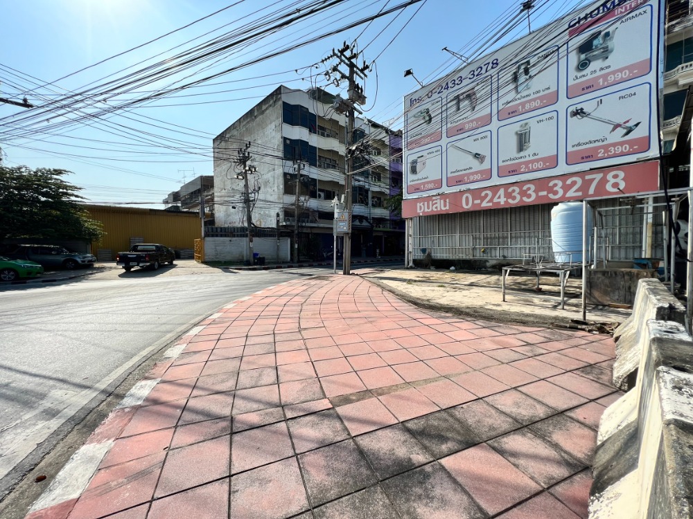 For RentShop HousePinklao, Charansanitwong : Commercial building, corner room, 2 units, next to the main road, opposite Chang Chui. Run a beauty clinic, dentistry, convenience store.