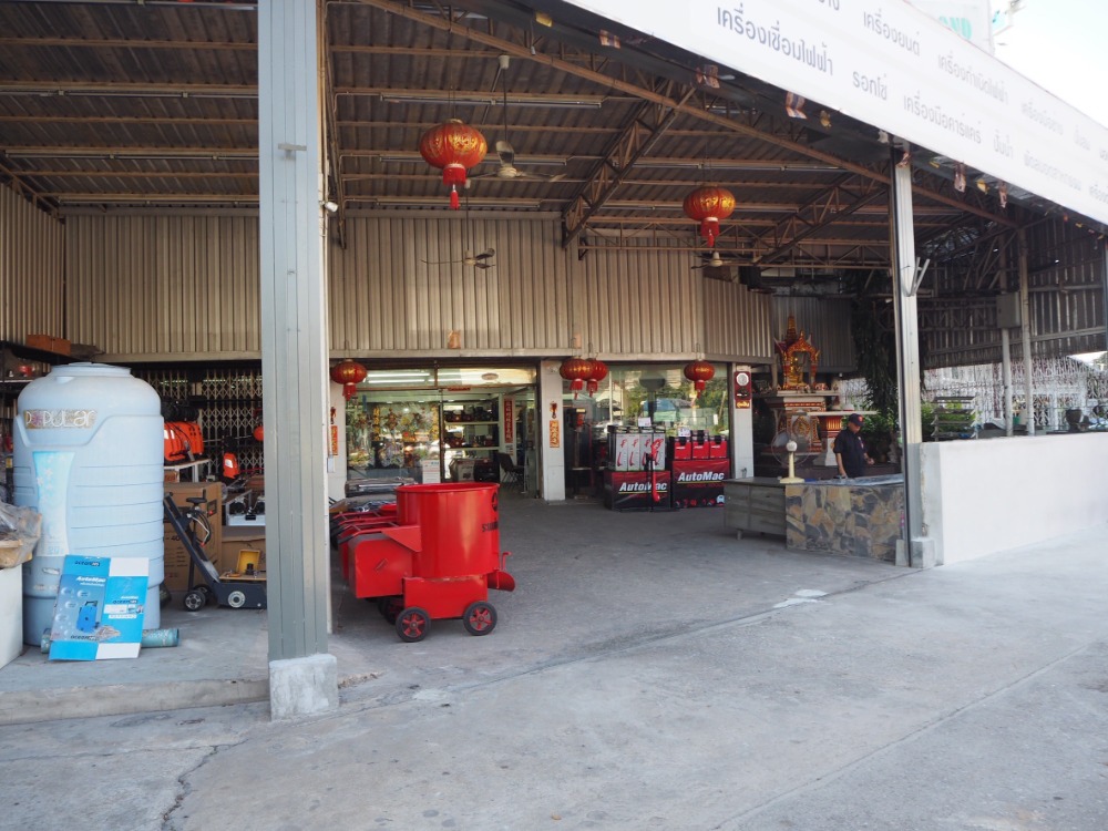 For RentShop HousePinklao, Charansanitwong : Commercial building, 7 units, next to the main road, Sirindhorn, a lot of traffic passing by, near a condominium, expressway.