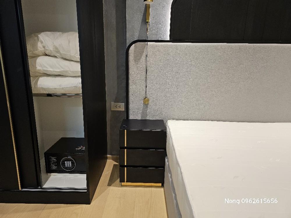 ให้เช่าคอนโดพระราม 9 เพชรบุรีตัดใหม่ RCA : Rent  ห้อง** Ashton Rama 9  ห้องกว้างมาก 43.5 ตรม. 1 นอน 1 น้ำ เฟอร์ครบ พร้อมอยู่@ 42,000 บาท  Call 096-2615656 ห้องกว้าง 43.5 ตรม. 1 นอน 1 น้ำ เฟอร์ครบ พร้อมอยู่  Location : Rama 9Rental Price : 42,000 BahtCondominium near MRT :  Rama 9  StationCondomini