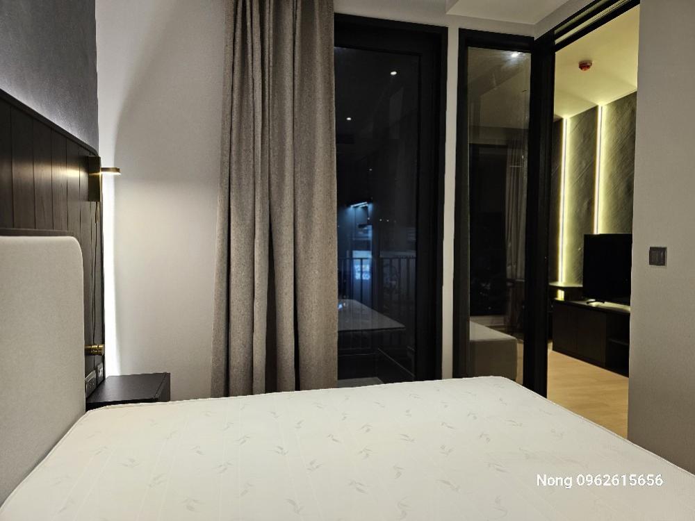 ให้เช่าคอนโดพระราม 9 เพชรบุรีตัดใหม่ RCA : Rent  ห้อง** Ashton Rama 9  ห้องกว้างมาก 43.5 ตรม. 1 นอน 1 น้ำ เฟอร์ครบ พร้อมอยู่@ 42,000 บาท  Call 096-2615656 ห้องกว้าง 43.5 ตรม. 1 นอน 1 น้ำ เฟอร์ครบ พร้อมอยู่  Location : Rama 9Rental Price : 42,000 BahtCondominium near MRT :  Rama 9  StationCondomini