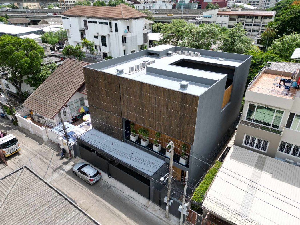 ให้เช่าบ้านพัฒนาการ ศรีนครินทร์ : ให้เช่า บ้านเดี่ยว 3 ชั้น (Modern Luxury) ย่านปรีดี พนมยงค์ เนื้อที่ 102 ตารางวา 775 ตารางเมตร 4 ห้องนอน 5 ห้องน้ำ จอดรถได้ 4 คัน