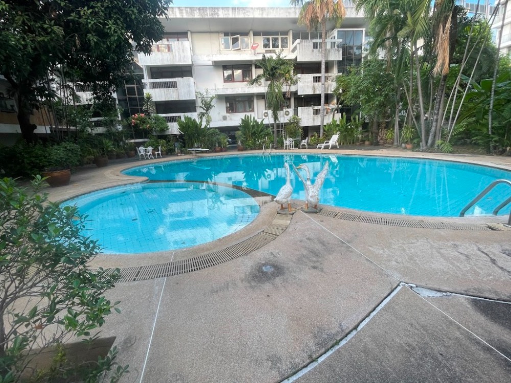 For RentHome OfficeAri,Anusaowaree : Apartment for home office, 3 bedrooms, 3 bathrooms, more than 200 sq m., 2 large balconies, not far from Sanam Pao or Ari BTS stations.