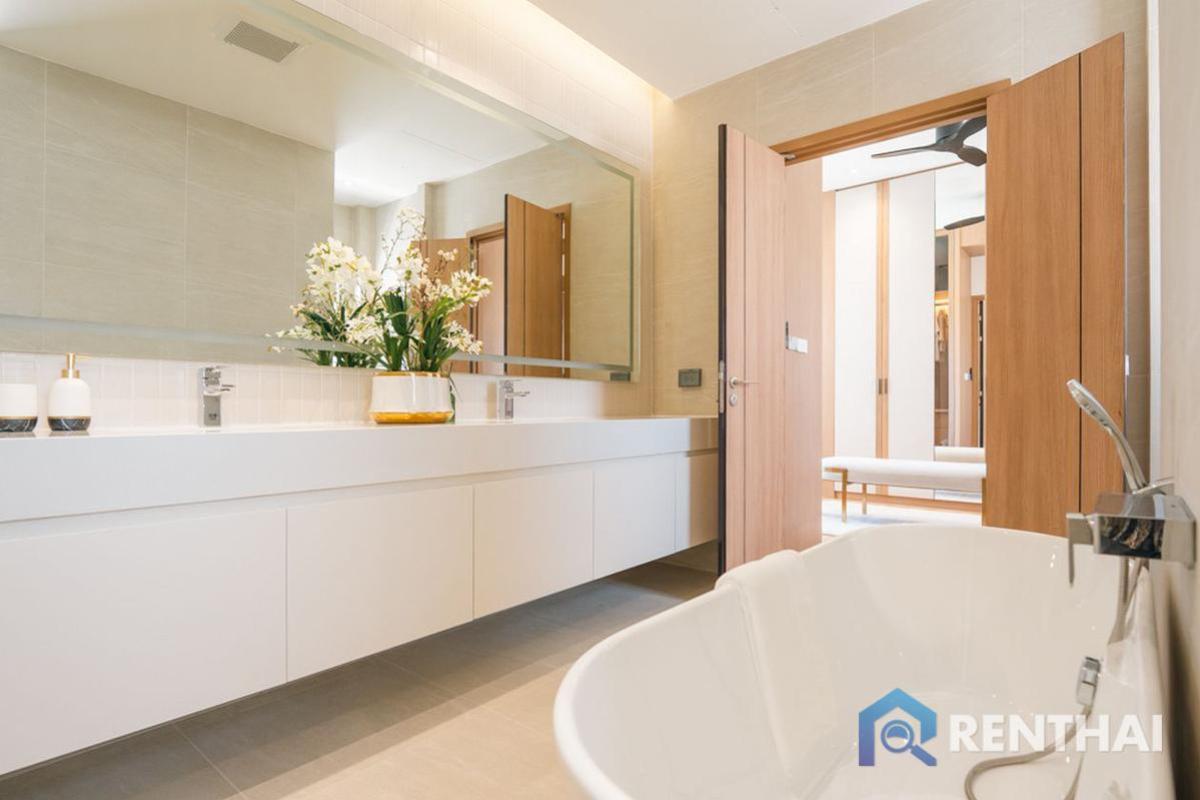 For SaleHousePattaya, Bangsaen, Chonburi : Are you looking for a luxury modern home? look no further!