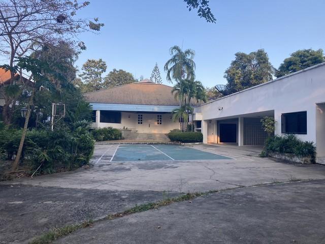 For SaleHouseNawamin, Ramindra : Land for sale with buildings 1-1-56 rai 556 sq m, Navathani Village. Kaset Nawamin area, Seri Thai, has a private swimming pool. The back of the house is next to a golf course.