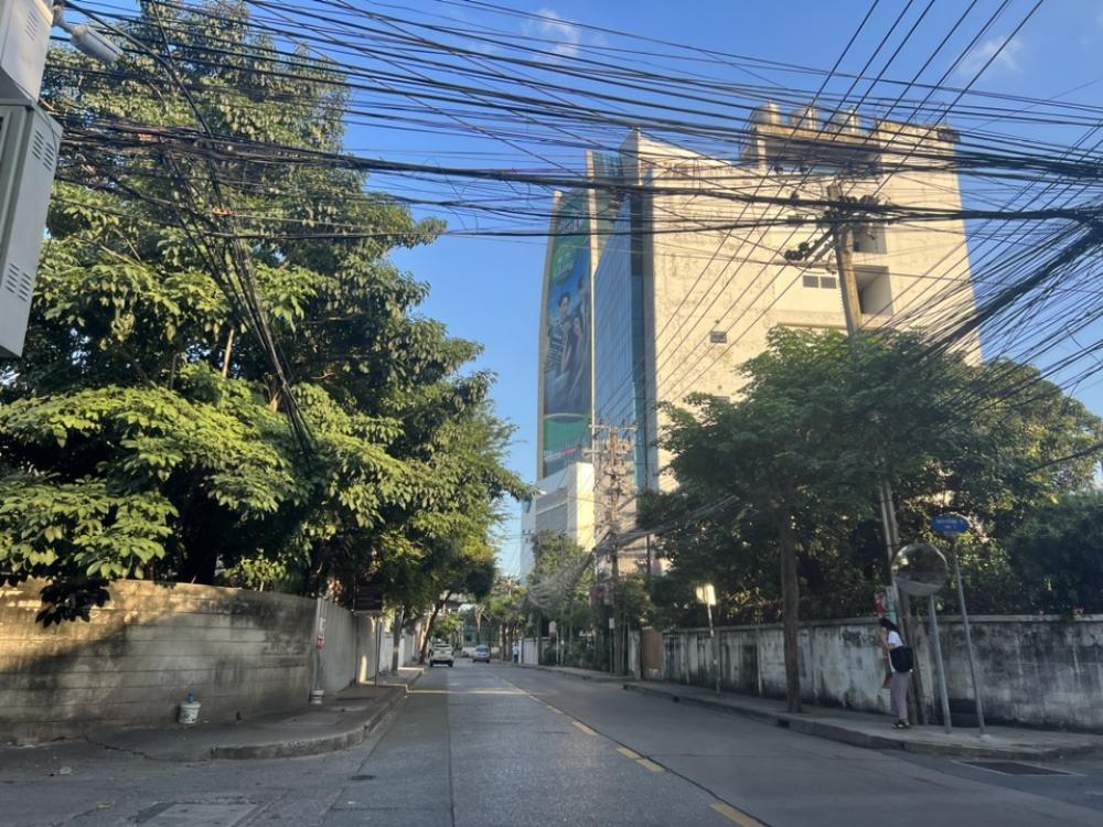 ขายบ้านสะพานควาย จตุจักร : ที่ดิน พร้อมสิ่งปลูกสร้างวิภาวดี ซอย 5ที่ดินพร้อมสิ่งปลูกสร้างวิภาวดี ซอย 3 ที่ดินพร้อมสิ่งปลูกสร้างผลโยธิน 18 / 1