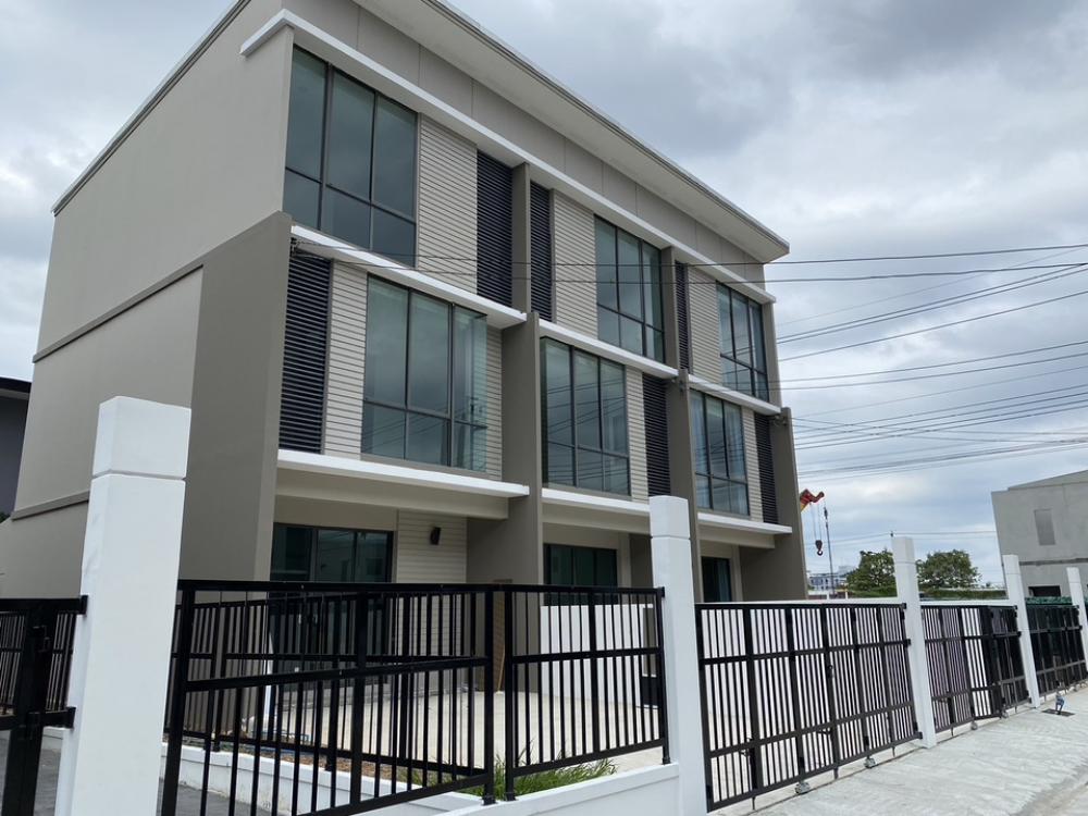 ขายทาวน์โฮมลาดกระบัง สุวรรณภูมิ : ขายถูก ทาวน์โฮม 3 ชั้น ติดถนนลาดกระบัง (พาทิโอ ลาดกระบัง-มอเตอร์เวย์)