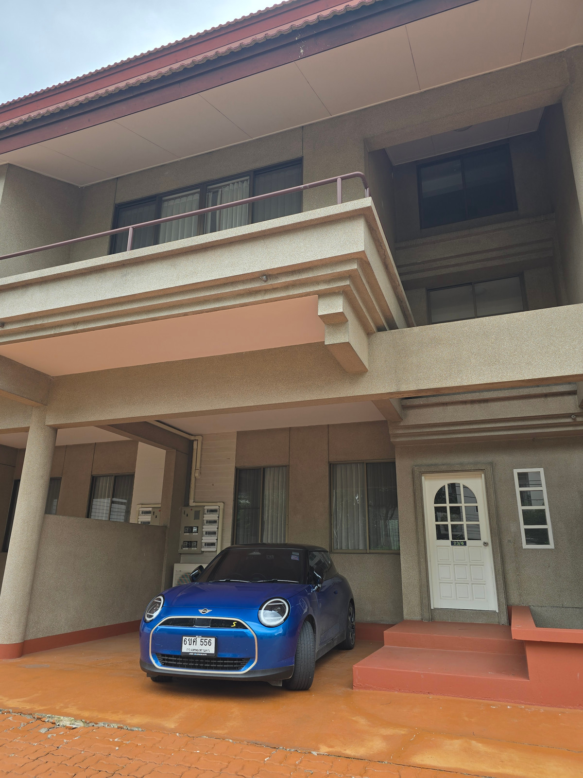 For RentTownhomeAri,Anusaowaree : Townhouse, newly renovated, 3 floors, divided for rent, floors 1-2, approximately 250 sq m., 3 bedrooms, 1 office room, 2-big balconies, common swimming pool. Not far from BTS Ari.