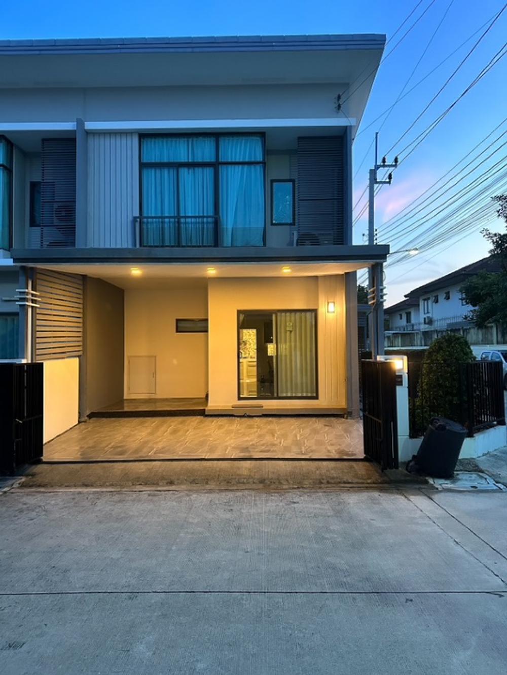 For RentTownhomeSamut Prakan,Samrong : Corner house for rent Soi Kanchanaphisek 39 (Pruksa View 97 Wongwaen-On Nut) 4 bedrooms, 2 bathrooms, fully furnished.