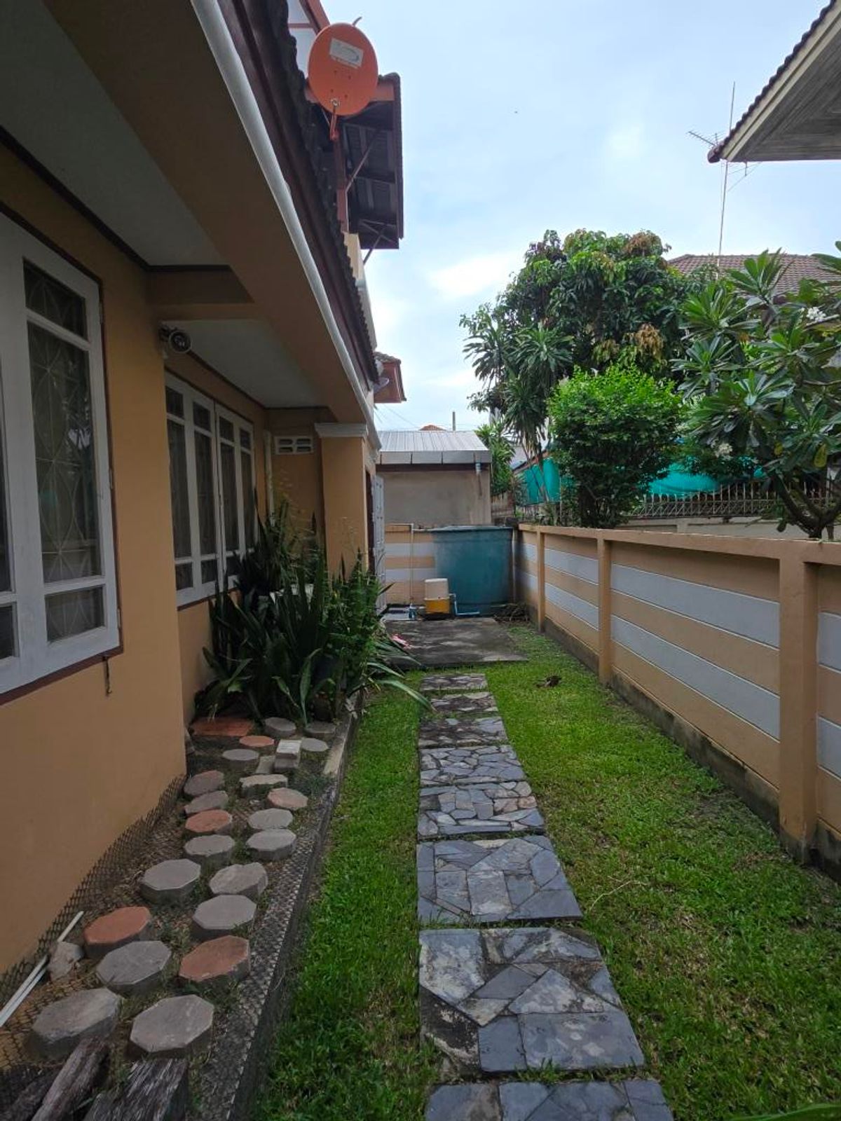 For RentHouseMin Buri, Romklao : For rent, a newly renovated single house with garden, 4 bedroom at Perfect Place Ramkamhaeng 164 Garden zone
