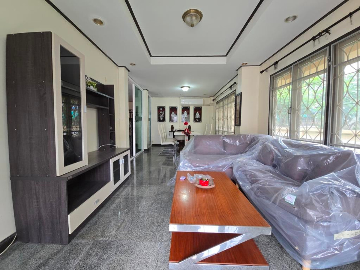 For RentHouseMin Buri, Romklao : For rent, a newly renovated single house with garden, 4 bedroom at Perfect Place Ramkamhaeng 164 Garden zone