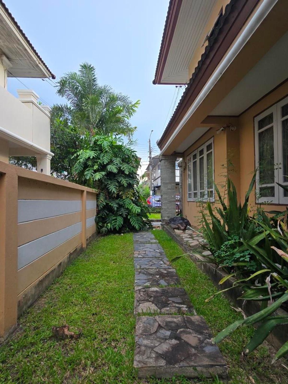 For RentHouseMin Buri, Romklao : For rent, a newly renovated single house with garden, 4 bedroom at Perfect Place Ramkamhaeng 164 Garden zone