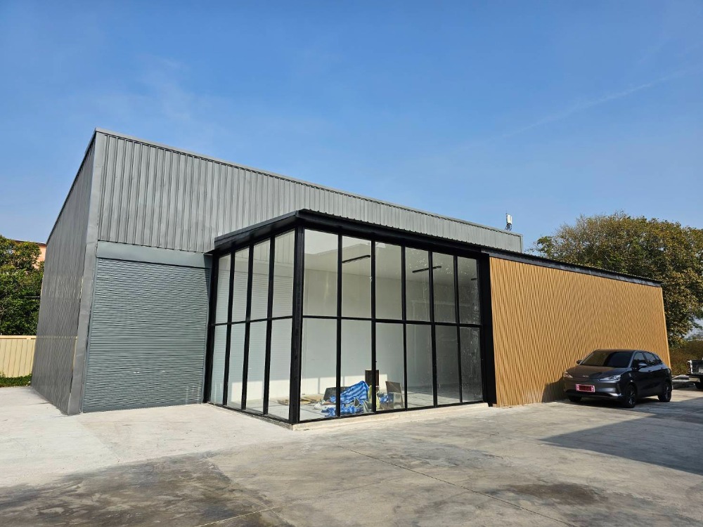 For RentWarehouseBangna, Bearing, Lasalle : Urgent. Good looking warehouse. Can store things and can be both a showroom and an office. Located on Bangna-Trad Road. 5 minutes from Mega Bangna by SHOW24