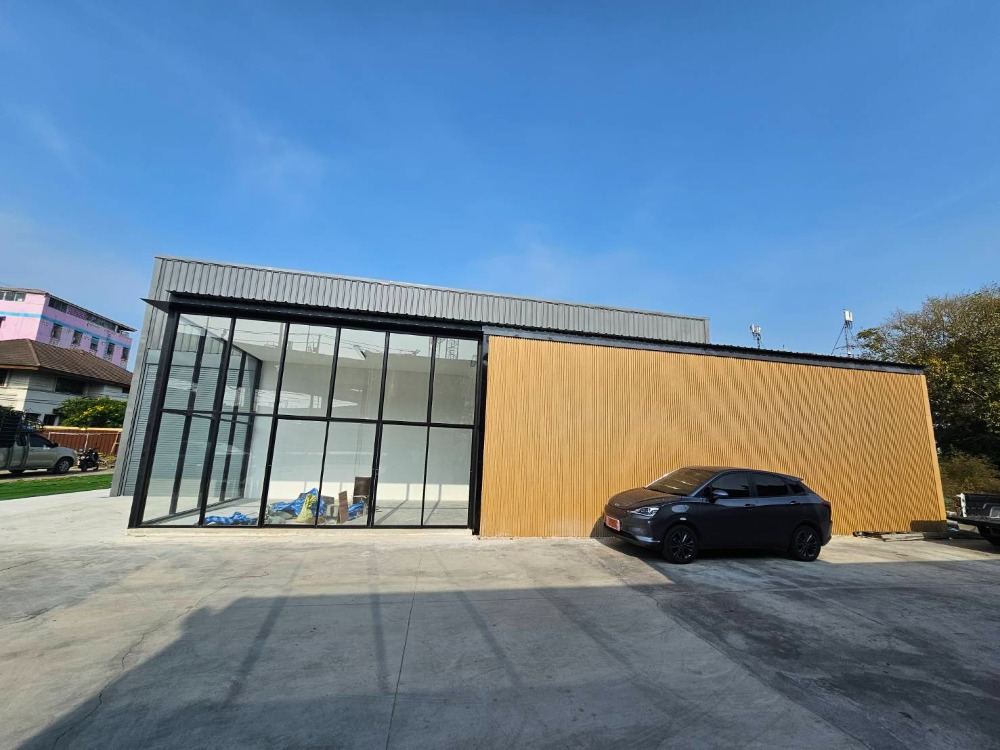 For RentWarehouseBangna, Bearing, Lasalle : Urgent. Good looking warehouse. Can store things and can be both a showroom and an office. Located on Bangna-Trad Road. 5 minutes from Mega Bangna by SHOW24