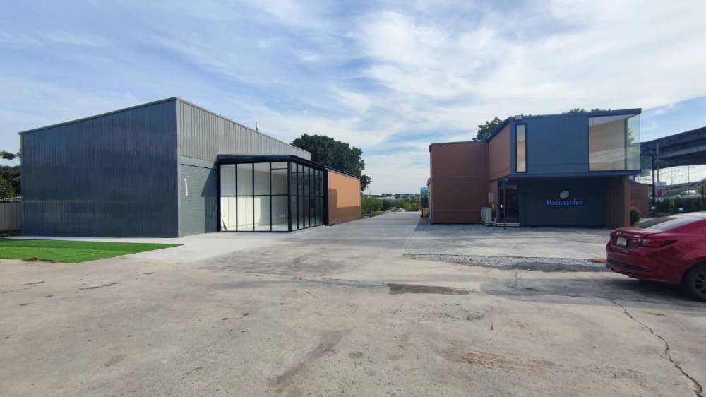 For RentWarehouseBangna, Bearing, Lasalle : Urgent. Good looking warehouse. Can store things and can be both a showroom and an office. Located on Bangna-Trad Road. 5 minutes from Mega Bangna by SHOW24