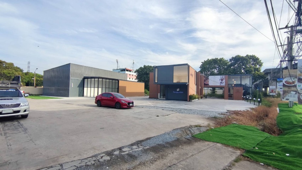 For RentWarehouseBangna, Bearing, Lasalle : Urgent. Good looking warehouse. Can store things and can be both a showroom and an office. Located on Bangna-Trad Road. 5 minutes from Mega Bangna by SHOW24