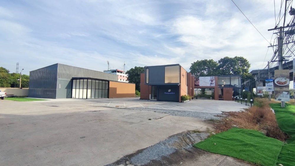 For RentWarehouseBangna, Bearing, Lasalle : Urgent. Good looking warehouse. Can store things and can be both a showroom and an office. Located on Bangna-Trad Road. 5 minutes from Mega Bangna by SHOW24