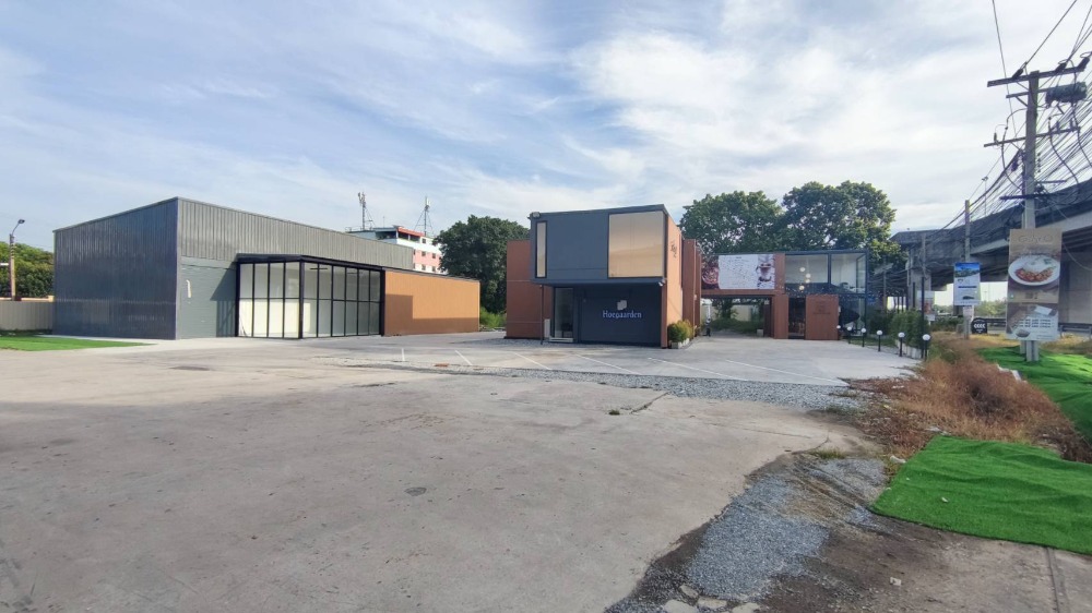 For RentWarehouseBangna, Bearing, Lasalle : Urgent. Good looking warehouse. Can store things and can be both a showroom and an office. Located on Bangna-Trad Road. 5 minutes from Mega Bangna by SHOW24