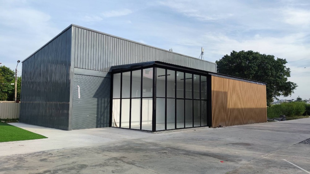 For RentWarehouseBangna, Bearing, Lasalle : Urgent. Good looking warehouse. Can store things and can be both a showroom and an office. Located on Bangna-Trad Road. 5 minutes from Mega Bangna by SHOW24