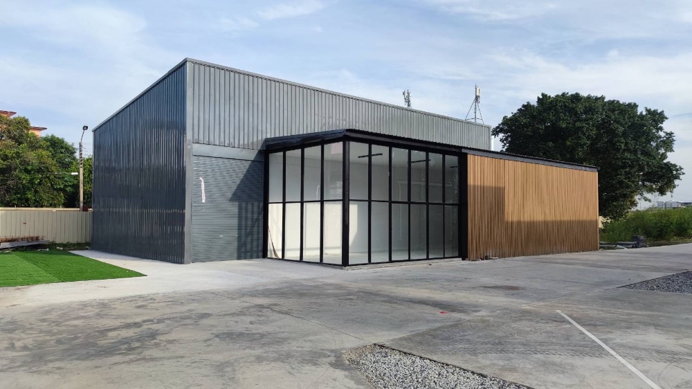 For RentWarehouseBangna, Bearing, Lasalle : Urgent. Good looking warehouse. Can store things and can be both a showroom and an office. Located on Bangna-Trad Road. 5 minutes from Mega Bangna by SHOW24