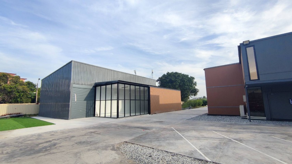 For RentWarehouseBangna, Bearing, Lasalle : Urgent. Good looking warehouse. Can store things and can be both a showroom and an office. Located on Bangna-Trad Road. 5 minutes from Mega Bangna by SHOW24