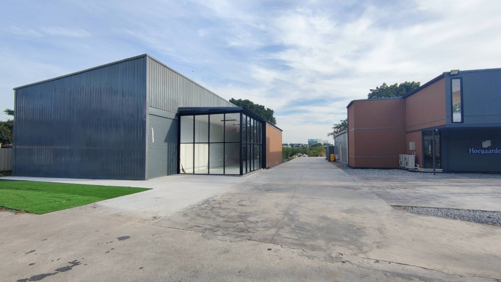 For RentWarehouseBangna, Bearing, Lasalle : Urgent. Good looking warehouse. Can store things and can be both a showroom and an office. Located on Bangna-Trad Road. 5 minutes from Mega Bangna by SHOW24