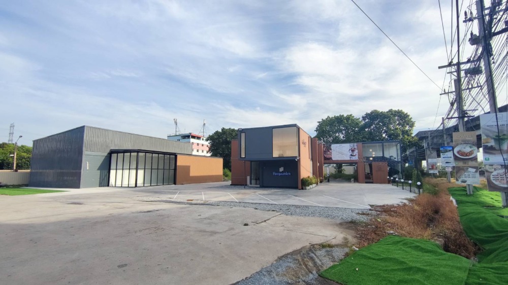 For RentWarehouseBangna, Bearing, Lasalle : Urgent. Good looking warehouse. Can store things and can be both a showroom and an office. Located on Bangna-Trad Road. 5 minutes from Mega Bangna by SHOW24