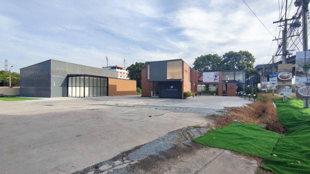 For RentWarehouseBangna, Bearing, Lasalle : Urgent. Good looking warehouse. Can store things and can be both a showroom and an office. Located on Bangna-Trad Road. 5 minutes from Mega Bangna by SHOW24