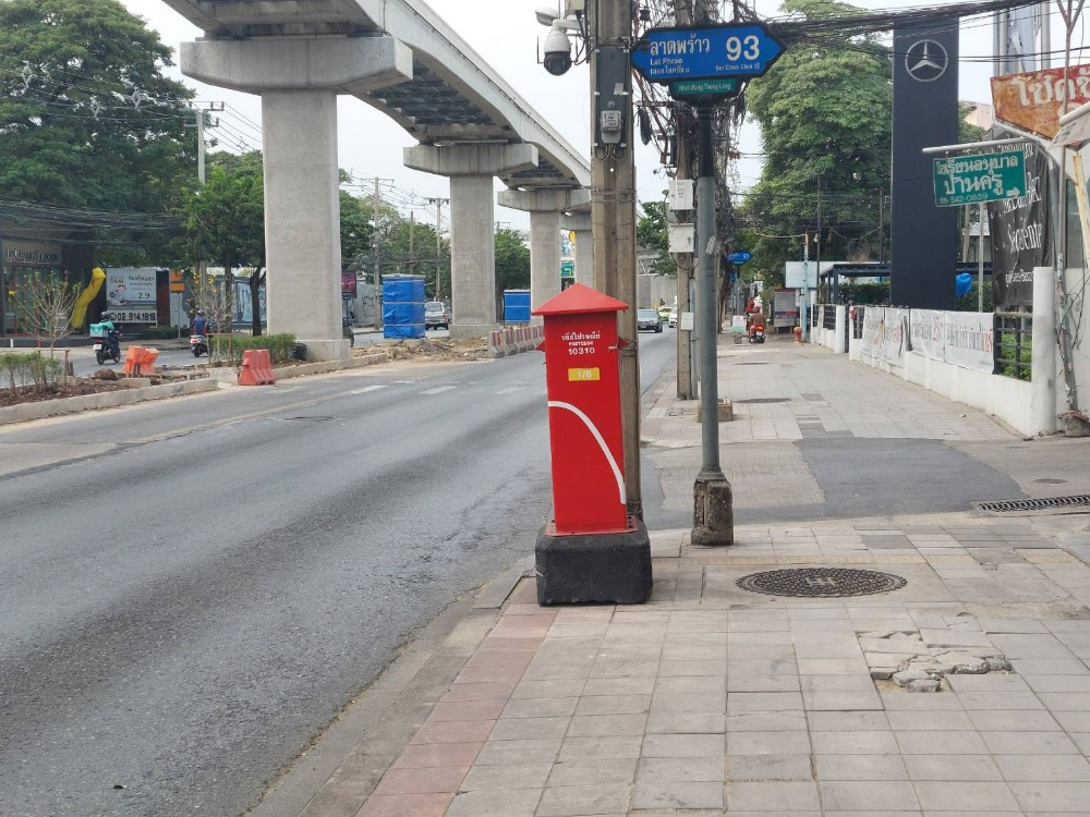 ขายทาวน์โฮมลาดพร้าว101 แฮปปี้แลนด์ : ขาย ทาวน์เฮ้่่าส์ 2 ชั้น ม.ประชากรไทย ลาดพร้าว 93 เนิ้อที่ 27 ตร.วา 3 ห้องนอน 2 ห้องน้ำ ราคา 3.4 ลบ.*