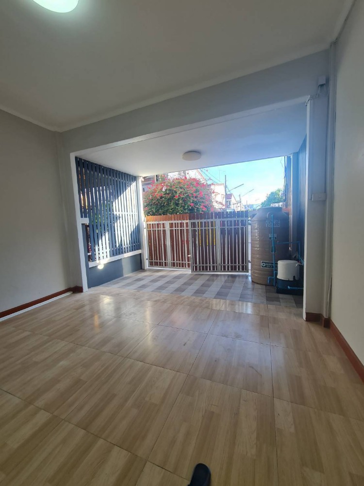 ขายทาวน์โฮมปทุมธานี รังสิต ธรรมศาสตร์ : ขายด่วย โปรโมชั่นพิเศษลดราคา ต้อนรับสงกรานต์ ทาวน์เฮ้าส์ 2 ชั้น บ้านฟ้ารังสิต คลอง4 ถนนรังสิต-นครนายก คลอง 4 บึงยี่โถ ธัญบุรี ปทุมธานี  หน้าหมู่บ้านมีวินรถตู้ ป้ายรถเมล์ สะดวก สบาย ทำเลทอง ฟิวเจอร์พาร์ครังสิต สนามบินดอนเมือง