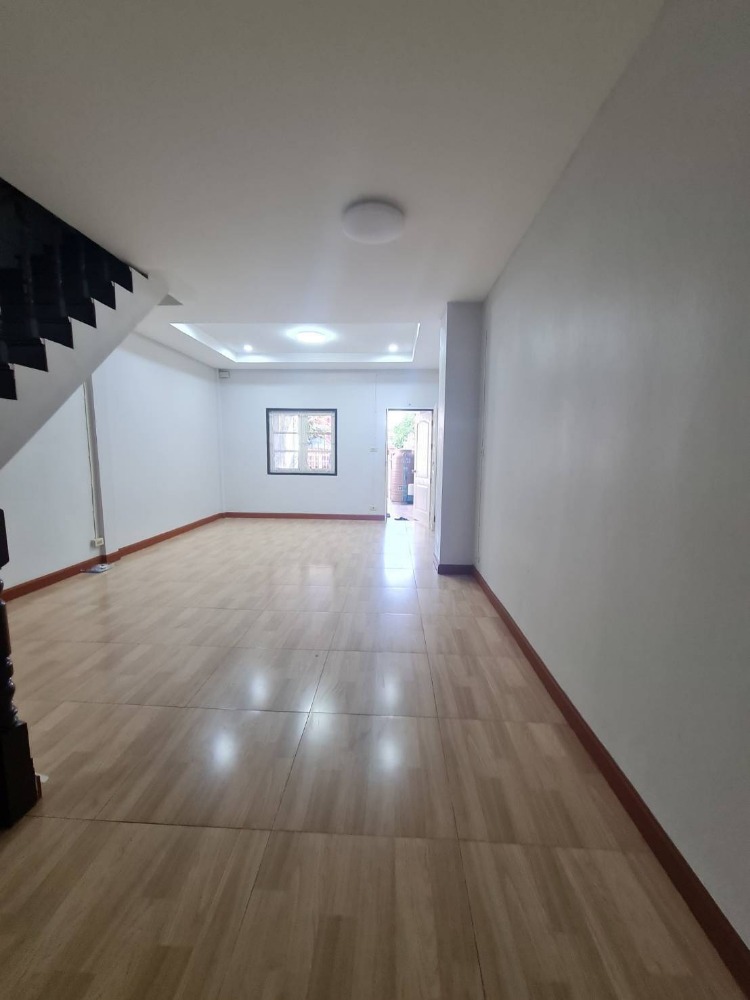 ขายทาวน์โฮมปทุมธานี รังสิต ธรรมศาสตร์ : ขายด่วย โปรโมชั่นพิเศษลดราคา ต้อนรับสงกรานต์ ทาวน์เฮ้าส์ 2 ชั้น บ้านฟ้ารังสิต คลอง4 ถนนรังสิต-นครนายก คลอง 4 บึงยี่โถ ธัญบุรี ปทุมธานี  หน้าหมู่บ้านมีวินรถตู้ ป้ายรถเมล์ สะดวก สบาย ทำเลทอง ฟิวเจอร์พาร์ครังสิต สนามบินดอนเมือง