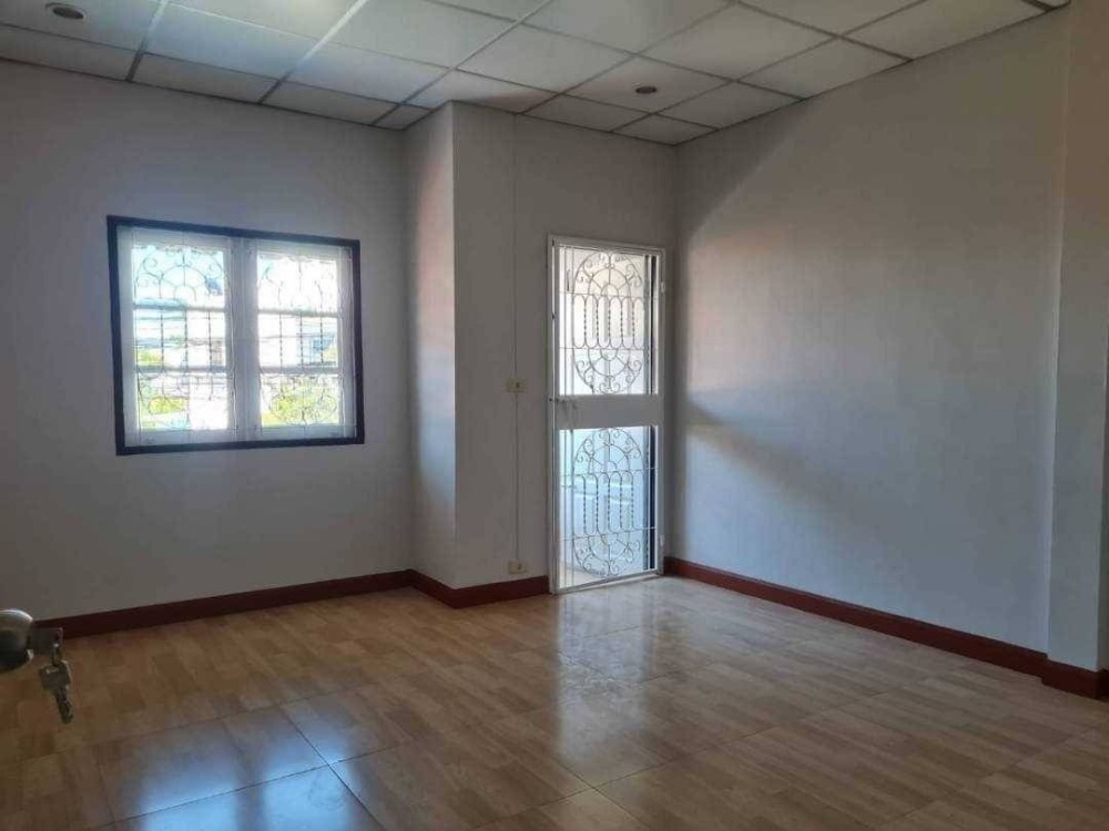 ขายทาวน์โฮมปทุมธานี รังสิต ธรรมศาสตร์ : ขายด่วย โปรโมชั่นพิเศษลดราคา ต้อนรับสงกรานต์ ทาวน์เฮ้าส์ 2 ชั้น บ้านฟ้ารังสิต คลอง4 ถนนรังสิต-นครนายก คลอง 4 บึงยี่โถ ธัญบุรี ปทุมธานี  หน้าหมู่บ้านมีวินรถตู้ ป้ายรถเมล์ สะดวก สบาย ทำเลทอง ฟิวเจอร์พาร์ครังสิต สนามบินดอนเมือง