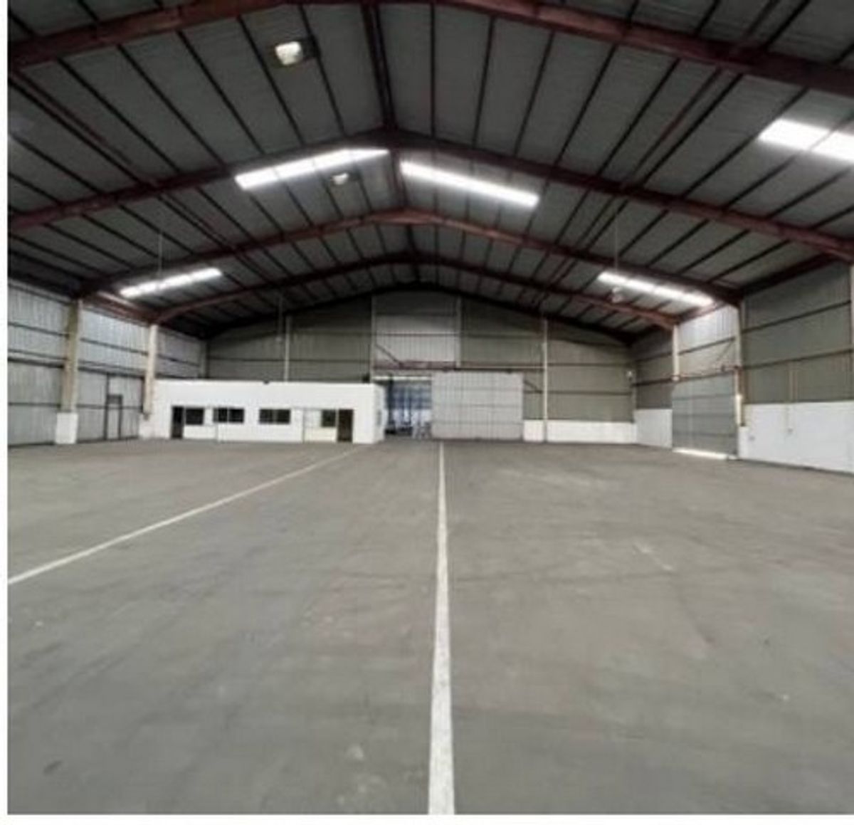 For RentFactorySriracha Laem Chabang Ban Bueng : Factory for rent in Laem Chabang Industrial Estate, Free Zone, 3-phase electricity, convenient entry and exit with trailer, with an area of ​​9000 sq m, 4500 sq m, Laem Chabang Industrial Estate. The warehouse is in Laem Chabang Industrial Estate, Freezon