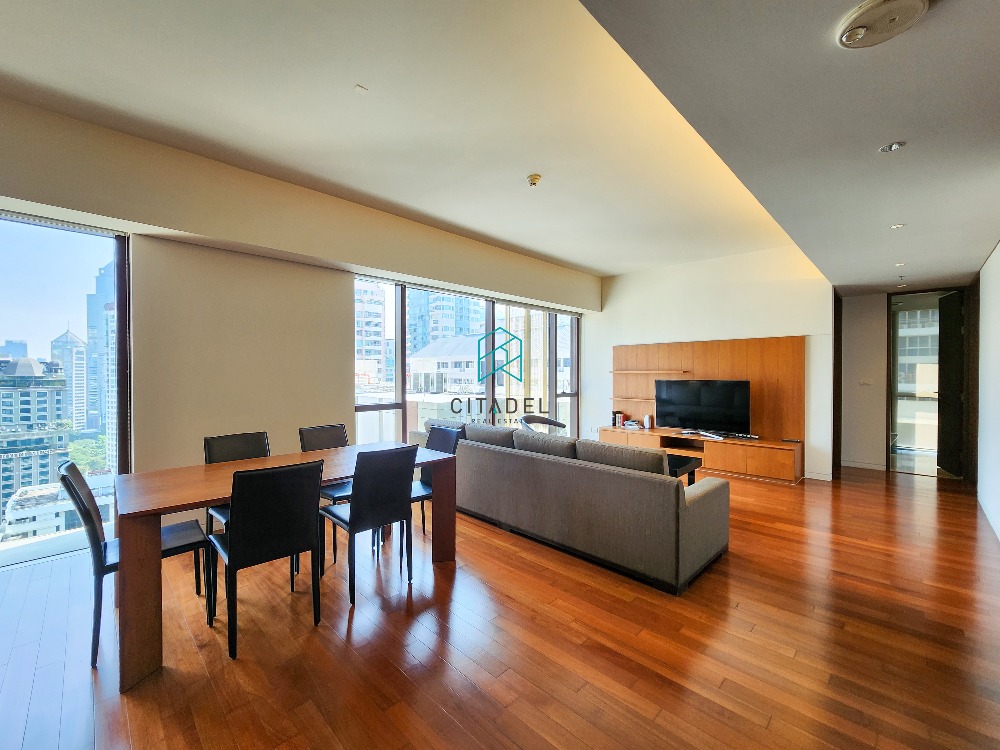 ขายคอนโดวิทยุ ชิดลม หลังสวน : Hot Deal! Spacious 2 Beds Condo for Sale!
